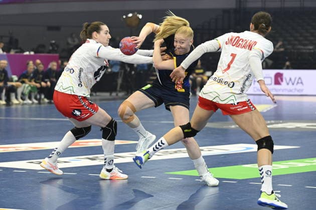 DORTMUND, GERMANY 20251203 Sweden s Tyra AxnÃ r gets past the Norwegian defense during Wednesday s main round match of the Women s Handball World Championship, WM, Weltmeisterschaft between Sweden and Norway at Westfalenhalle in Dortmund, Germany.