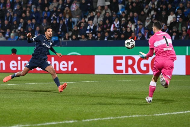 Torwart Fabian BREDLOW (S) gegen Francis ONYEKA (BO) Aktion, Zweikampf, Fussball, DFB Pokal, Achtelfinale, Round of 16, VfL Bochum (BO) - VfB Stuttgart (S) am 03.12.2025, Vonovia Ruhrstadion Bochum Deutschland. DFL regulations prohibit any use of photographs as image sequences and or quasi-video Â