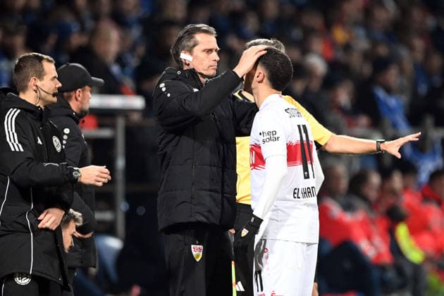 Bilal EL KHANNOUSS (S) wird behandelt, verletzt, Verletzung, Fussball, DFB Pokal, Achtelfinale, Round of 16, VfL Bochum (BO) - VfB Stuttgart (S) 0-2 am 03.12.2025, Vonovia Ruhrstadion Bochum Deutschland. DFL regulations prohibit any use of photographs as image sequences and or quasi-video Â