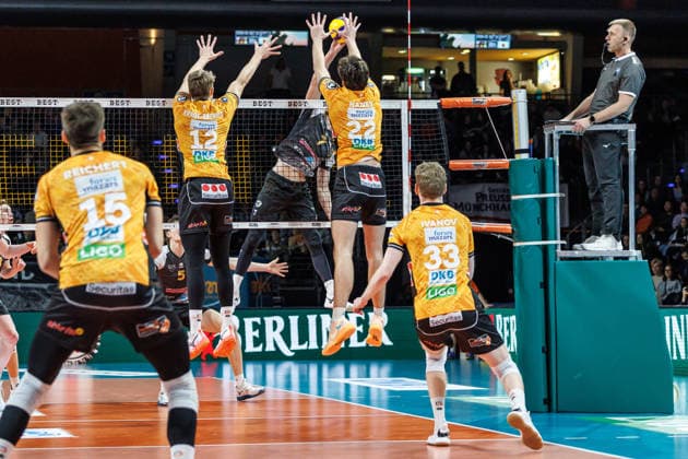 03.12.25, Berlin, Volleyball: 1.Bundesliga, Maenner, 10. Spieltag, BR Volleys - MTV Ludwigsburg, Max-Schmeling-Halle. Florian Krage-Brewitz (BR Volleys) und +v 22+ blocken den Ball von Tim Koepfli. BR Volleys - ASV Dachau