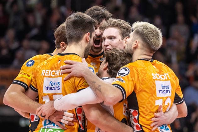 03.12.25, Berlin, Volleyball: 1.Bundesliga, Maenner, 10. Spieltag, BR Volleys - MTV Ludwigsburg, Max-Schmeling-Halle. Die Mannschaft freut sich ueber den Sieg. BR Volleys - ASV Dachau