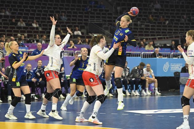 DORTMUND, TYSKLAND 20251203 Sveriges Emma Lindkvist laddar för ett skott under onsdagens match i huvudrundan i damernas handbolls-VM mellan Sverige och Norge i Westfalenhalle i Dortmund, Tyskland.