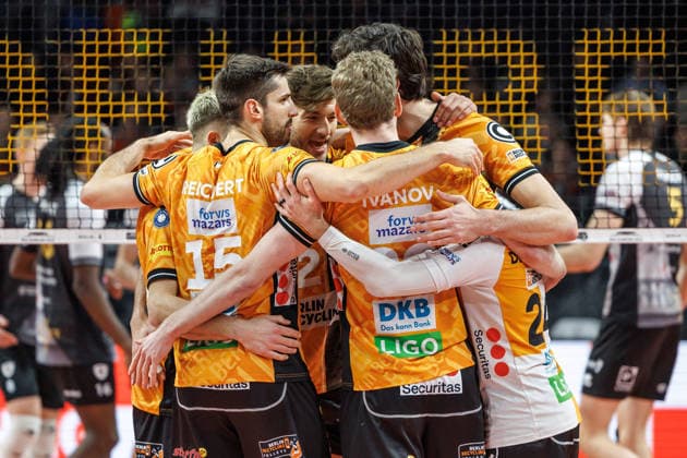 03.12.25, Berlin, Volleyball: 1.Bundesliga, Maenner, 10. Spieltag, BR Volleys - MTV Ludwigsburg, Max-Schmeling-Halle. Die Mannschaft freut sich ueber den Punkt. BR Volleys - ASV Dachau