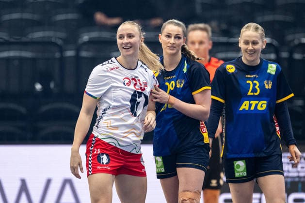 251203 Henny Ella Reistad of Norway and Kristin Thorleifsdottir of Sweden during the 2025 IHF Women™s World Championship, WM, Weltmeisterschaft handball match between Norway and Sweden on December 3, 2025 in Dortmund. Photo: Emma Wallskog BILDBYRAN COP 320 EW0601 handball handboll handball bbeng vm handball-vm handbolls-vm ihf handball world championship world handball championship 2025 world championship 2025 norway norge sverige sweden dam Copyright: EMMAxWALLSKOG BB251203EW046