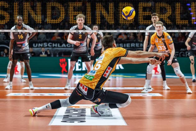 03.12.25, Berlin, Volleyball: 1.Bundesliga, Maenner, 10. Spieltag, BR Volleys - MTV Ludwigsburg, Max-Schmeling-Halle. Moritz Reichert (BR Volleys) nimmt den Ball an. BR Volleys - ASV Dachau