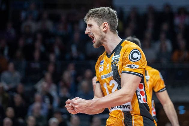 03.12.25, Berlin, Volleyball: 1.Bundesliga, Maenner, 10. Spieltag, BR Volleys - MTV Ludwigsburg, Max-Schmeling-Halle. Florian Krage-Brewitz (BR Volleys) freut sich ueber den erspielten Punkt. BR Volleys - ASV Dachau