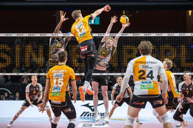03.12.25, Berlin, Volleyball: 1.Bundesliga, Maenner, 10. Spieltag, BR Volleys - MTV Ludwigsburg, Max-Schmeling-Halle. Florian Krage-Brewitz (BR Volleys) spielt den Ball ueber das Netz. BR Volleys - ASV Dachau