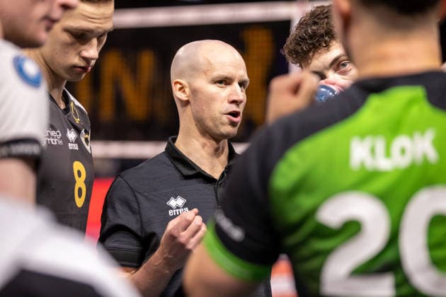 03.12.25, Berlin, Volleyball: 1.Bundesliga, Maenner, 10. Spieltag, BR Volleys - MTV Ludwigsburg, Max-Schmeling-Halle. Hasse Mattila bespricht sich mit seinem Team. BR Volleys - ASV Dachau