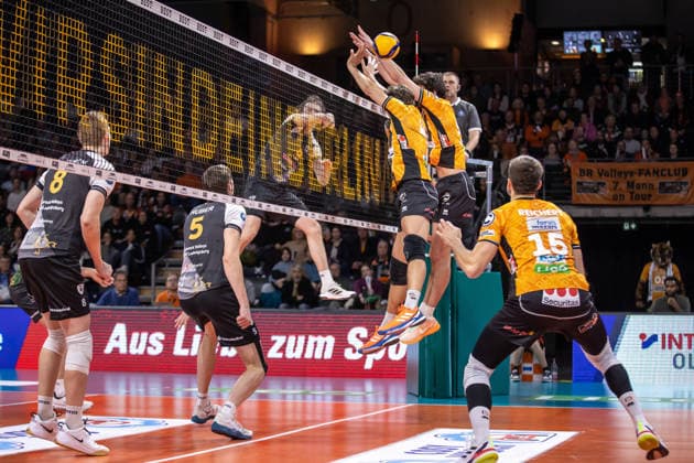 03.12.25, Berlin, Volleyball: 1.Bundesliga, Maenner, 10. Spieltag, BR Volleys - MTV Ludwigsburg, Max-Schmeling-Halle. Ben Simon Bonin spielt den Ball ueber das Netz. BR Volleys - ASV Dachau
