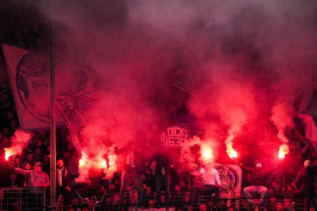 BOCHUM, GERMANY - DECEMBER 3: VfL Bochum supporters light pyro fireworks during the DFB Cup round of 16 match between VfL Bochum and VfB Stuttgart at Vonovia Ruhrstadion on December 3, 2025 in Bochum, Germany. (Photo by Rene Nijhuis) SPO  Copyright: xRenexNijhuis