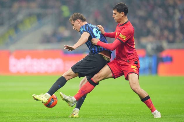 Inter Milan s Francesco Pio Esposito fights for the ball with Venezia™s Michael Venturi during the Frecciarossa Italian Cup 2025 2026 soccer match between Inter and Venezia at the San Siro Stadium in Milan , north Italy - Wednesday , December 03 , 2025. - Soccer .  Copyright: xSpada LaPressex
