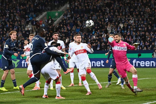 Torwart Fabian BREDLOW (S) pariert eine Torchance vor Ibrahima SISSOKO (BO) Aktion, Zweikampf, Fussball, DFB Pokal, Achtelfinale, Round of 16, VfL Bochum (BO) - VfB Stuttgart (S) am 03.12.2025, Vonovia Ruhrstadion Bochum Deutschland. DFL regulations prohibit any use of photographs as image sequences and or quasi-video Â