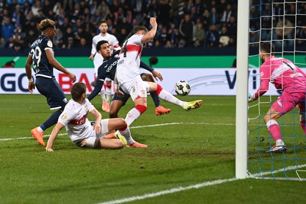 Francis ONYEKA (BO) vergibt diese Torchance, Fussball, DFB Pokal, Achtelfinale, Round of 16, VfL Bochum (BO) - VfB Stuttgart (S) am 03.12.2025, Vonovia Ruhrstadion Bochum Deutschland. DFL regulations prohibit any use of photographs as image sequences and or quasi-video Â