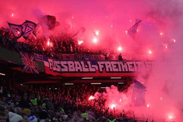 kieler zuendeln begalos nach dem protest Fussball, Saison 2025 2026, Maenner, Herren, DFB Pokal, Achtelfinale,Volksparkstadion Hamburg, Hamburger SV gegen Holstein Kiel DFL REGULATIONS PROHIBIT ANY USE OF PHOTOGRAPHS AS IMAGE SEQUENCES AND OR QUASI-VIDEO. *** kieler zuendeln begalos nach dem protest Fußball, Saison 2025 2026, Maenner, Herren, DFB Pokal, Achtelfinale,Volksparkstadion Hamburg, Hamburger SV vs Holstein Kiel DFL REGULATIONS PROHIBIT ANY USE OF PHOTOGRAPHS AS IMAGE SEQUENCES AND OR QUASI VIDEO