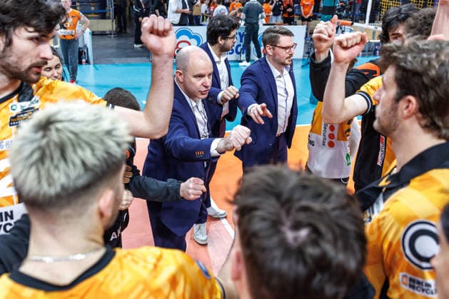 03.12.25, Berlin, Volleyball: 1.Bundesliga, Maenner, 10. Spieltag, BR Volleys - MTV Ludwigsburg, Max-Schmeling-Halle. Trainer Joel Banks (BR Volleys) klatscht mit seinem Team ab. BR Volleys - ASV Dachau