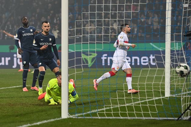 Deniz UNDAV (S) erzielt per Kopfball das Tor zum 0-2, Aktion, Fussball, DFB Pokal, Achtelfinale, Round of 16, VfL Bochum (BO) - VfB Stuttgart (S) 0-2 am 03.12.2025, Vonovia Ruhrstadion Bochum Deutschland. DFL regulations prohibit any use of photographs as image sequences and or quasi-video Â