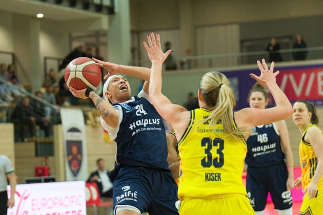 Liz Smith (Lions, 24), Emily Kiser (Berlin, 33), Syntainics MBC vs. Alba Berlin, Basketball, Damen, DBBL-Pokal Achtelfinale, Saison 2025 26, 8. Spieltag, 03.12.2025. Halle SWH Arena Sachsen-Anhalt Deutschland