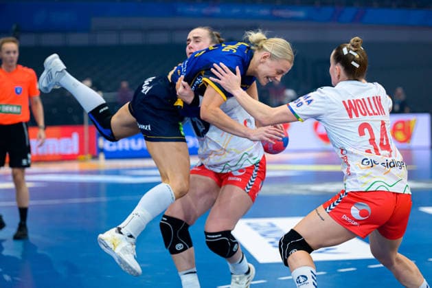 Handball, Frauen WM, Hauptrunde: Norwegen - Schweden Nina Koppang (Schweden), Stine Skogrand (Norwegen), Anniken Wollik (Norwegen) Dortmund Westfalenhalle Nordrhein-Westfalen Deutschland