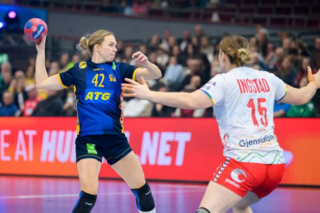 Handball, Frauen WM, Hauptrunde: Norwegen - Schweden Jenny Carlsson (Schweden), Vilde Ingstad (Norwegen) Dortmund Westfalenhalle Nordrhein-Westfalen Deutschland