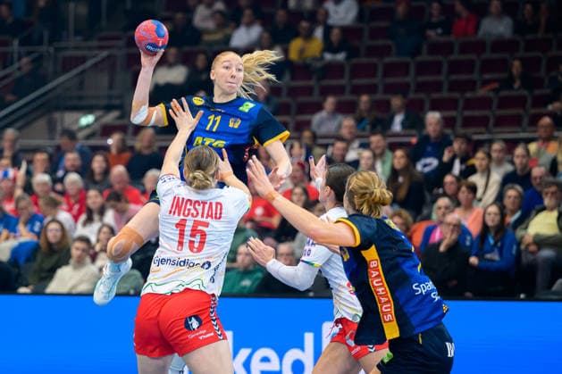Handball, Frauen WM, Hauptrunde: Norwegen - Schweden Tyra Axner (Schweden), Vilde Ingstad (Norwegen) Dortmund Westfalenhalle Nordrhein-Westfalen Deutschland