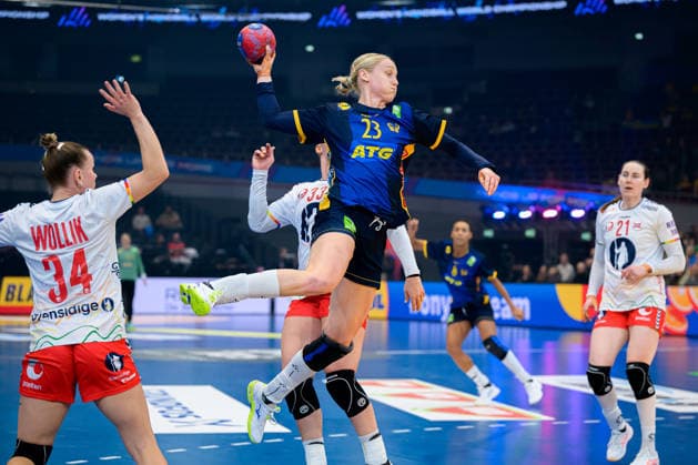 Handball, Frauen WM, Hauptrunde: Norwegen - Schweden v.li. Anniken Wollik (Norwegen), Emma Lindkvist (Schweden) Dortmund Westfalenhalle Nordrhein-Westfalen Deutschland