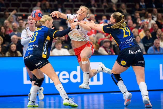 Handball, Frauen WM, Hauptrunde: Norwegen - Schweden v.li. Emma Lindkvist (Schweden), Veronica Kristiansen (Norwegen), Kristin Thorleifsdottir (Schweden) Dortmund Westfalenhalle Nordrhein-Westfalen Deutschland