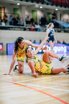 BB-1BL Damen Syntainics MBC Lions - Alba Berlin Emily Kiser (Alba Berlin), Tessa Stammberger (Alba Berlin) waehrend der Saison 2025-2026 in der DBBL Toyota Bundesliga Syntainics MBC Lions und Alba Berlin in der SWH Arena am 3. December 2025 in Halle Saale, Sachsen Anhalt, Deutschland