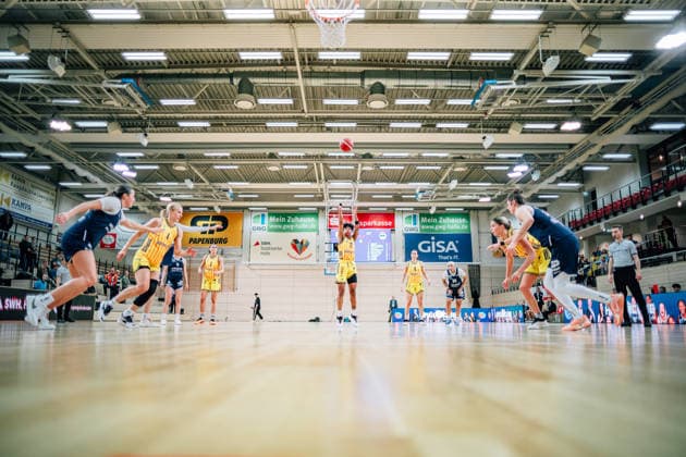 BB-1BL Damen Syntainics MBC Lions - Alba Berlin Deeshyra Thomas (Alba Berlin) bei den letzten Freiwürfen waehrend der Saison 2025-2026 in der DBBL Toyota Bundesliga Syntainics MBC Lions und Alba Berlin in der SWH Arena am 3. December 2025 in Halle Saale, Sachsen Anhalt, Deutschland