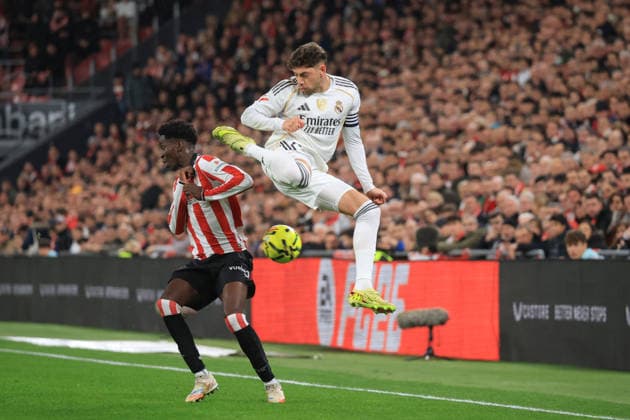 Spain - LaLiga EA sports - Athletic Club vs Real Madrid CF - 03 12 2025 SPAIN, BILBAO, DECEMBRE 03. Federico Valverde of Real Madrid duels for the ball with Adama Boiro of Athletic Club during the LaLiga EA Sports football match between Athletic Club and Real Madrid CF, on December 03, 2025 at Estadio de San Mames in Bilbao, Spain. Photo by Manuel Blondeau AOP.Press Bilbao Estadio de San Mames Basque Country Spain Copyright: x ManuelxBlondeau AOP.Pressx AOP20251203-0008