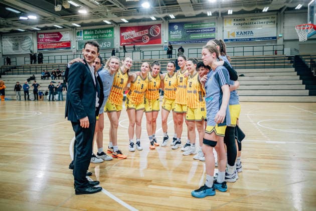 BB-1BL Damen Syntainics MBC Lions - Alba Berlin Alba Berlin nach dem Sieg waehrend der Saison 2025-2026 in der DBBL Toyota Bundesliga Syntainics MBC Lions und Alba Berlin in der SWH Arena am 3. December 2025 in Halle Saale, Sachsen Anhalt, Deutschland