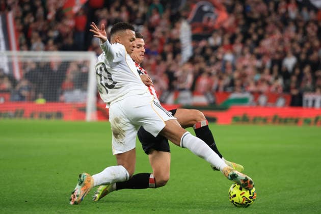 Spain - LaLiga EA sports - Athletic Club vs Real Madrid CF - 03 12 2025 SPAIN, BILBAO, DECEMBRE 03. Kylian Mbappe of Real Madrid duels for the ball with Inigo Ruiz de Galarreta of Athletic Club during the LaLiga EA Sports football match between Athletic Club and Real Madrid CF, on December 03, 2025 at Estadio de San Mames in Bilbao, Spain. Photo by Manuel Blondeau AOP.Press Bilbao Estadio de San Mames Basque Country Spain Copyright: x ManuelxBlondeau AOP.Pressx AOP20251203-0013