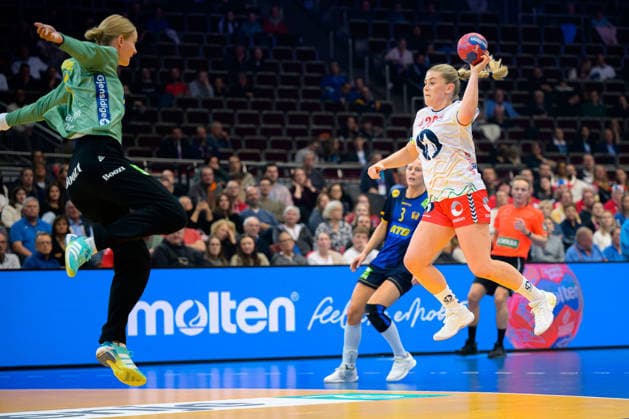 Handball, Frauen WM, Hauptrunde: Norwegen - Schweden v.li. Johanna Bundsen (Schweden), Emilie Hovden (Norwegen) Dortmund Westfalenhalle Nordrhein-Westfalen Deutschland
