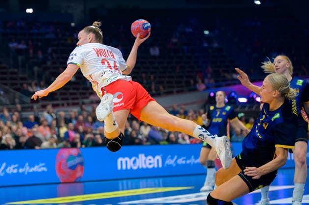 Handball, Frauen WM, Hauptrunde: Norwegen - Schweden Anniken Wollik (Norwegen), Nina Koppang (Schweden) Dortmund Westfalenhalle Nordrhein-Westfalen Deutschland