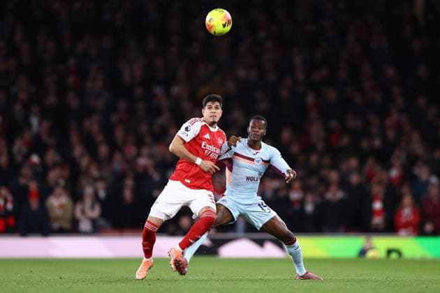 Arsenal v Brentford 03 December 2025, London - Premier League Football - Arsenal v Brentford - Piero Hincapie of Arsenal and Dango Ouattara of Brentford - Photo: Jacques Feeney Offside. London UK Copyright: xJacquesxFeeneyx xOffsidexOffside