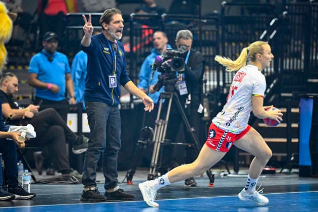 DORTMUND, TYSKLAND 20251203 Sveriges förbundskapten Tomas AxnÃ r under onsdagens match i huvudrundan i damernas handbolls-VM mellan Sverige och Norge i Westfalenhalle i Dortmund, Tyskland.
