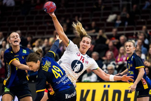 251203 Kristine Breistol of Norway and Nina Koppang and Olivia Löfqvist of Sweden during the 2025 IHF Women™s World Championship, WM, Weltmeisterschaft handball match between Norway and Sweden on December 3, 2025 in Dortmund. Photo: Emma Wallskog BILDBYRAN COP 320 EW0601 handball handboll handball bbeng vm handball-vm handbolls-vm ihf handball world championship world handball championship 2025 world championship 2025 norway norge sverige sweden dam bbauto Copyright: EMMAxWALLSKOG BB251203EW066