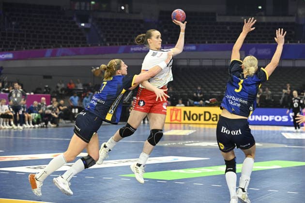 DORTMUND, TYSKLAND 20251203 Sveriges Linn Blohm och Nina Koppang försöker stoppa Norges Live Rushfeldt Deila under onsdagens match i huvudrundan i damernas handbolls-VM mellan Sverige och Norge i Westfalenhalle i Dortmund, Tyskland.