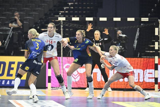 DORTMUND, TYSKLAND 20251203 Sveriges Nina Koppang och Linn Blohm mot Norges Kristine Breistol och Veronica Egebakken Kristiansen under onsdagens match i huvudrundan i damernas handbolls-VM mellan Sverige och Norge i Westfalenhalle i Dortmund, Tyskland.