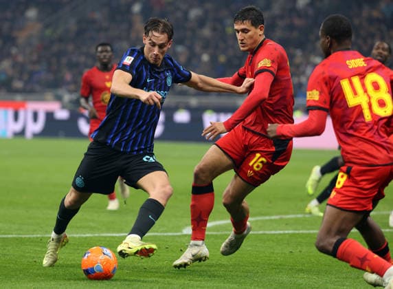 December 3, 2025, Milan, MILAN: Inter Milan™s Pio Esposito (L) challenges for the ball with Venezia s Michael Venturi (C) during Italian Cup round of 16 soccer match between Inter and Venezia at Giuseppe Meazza stadium in Milan, 3 December 2025..ANSA MATTEO BAZZI. Soccer; Italian Cup: Inter Vs Venezia  - ZUMAa110 20251203_zaf_a110_033 Copyright: xMatteoxBazzix