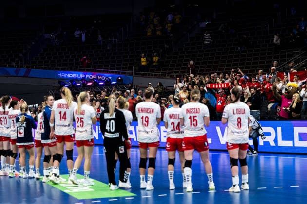 251203 Fans on Norway celebrate after the 2025 IHF Women™s World Championship, WM, Weltmeisterschaft handball match between Norway and Sweden on December 3, 2025 in Dortmund. Photo: Emma Wallskog BILDBYRAN COP 320 EW0601 handball handboll handball bbeng vm handball-vm handbolls-vm ihf handball world championship world handball championship 2025 world championship 2025 norway norge sverige sweden dam publik jubel Copyright: EMMAxWALLSKOG BB251203EW073