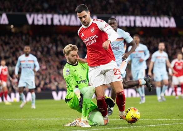 Arsenal v Brentford, Premier League, Football, The Emirates Stadium, London, UK - 03 Dec 2025 Goalkeeper Caoimhin Kelleher of Brentford FC clashes with Mikel Merino of Arsenal FC London The Emirates Stadium Highbury GBR, UK NEWSPAPERS OUT Copyright: xEllixBirchx