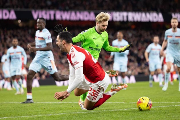 Arsenal v Brentford, Premier League, Football, The Emirates Stadium, London, UK - 03 Dec 2025 Goalkeeper Caoimhin Kelleher of Brentford FC clashes with Mikel Merino of Arsenal FC London The Emirates Stadium Highbury GBR, UK NEWSPAPERS OUT Copyright: xEllixBirchx