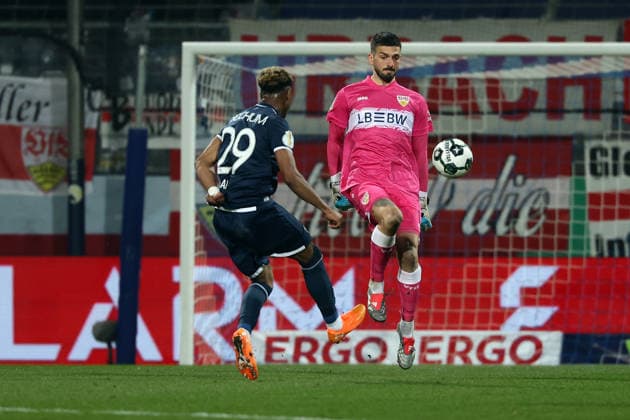 Bochum, Vonovia Ruhrstadion, 03.12.25, GER, Herren, DFB-Pokal, Achtelfinale, Saison 2025 - 2026, VfL 1848 Bochum - VfB Stuttgart, Farid Alfa-Ruprecht (VfL Bochum) und Fabian Bredlow (VfB Stuttgart) im Zweikampf, DFB DFL REGULATIONS PROHIBIT ANY USE OF PHOTOGRAPHS AS IMAGE SEQUENCES AND OR QUASI-VIDEO. Copyright: JoachimxBywaletz xJB-Sportfoto