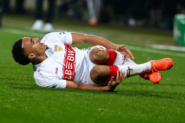 Bochum, Vonovia Ruhrstadion, 03.12.25, GER, Herren, DFB-Pokal, Achtelfinale, Saison 2025 - 2026, VfL 1848 Bochum - VfB Stuttgart, Jamie Leweling (VfB Stuttgart) liegt verletzt auf dem Spielfeld. DFB DFL REGULATIONS PROHIBIT ANY USE OF PHOTOGRAPHS AS IMAGE SEQUENCES AND OR QUASI-VIDEO. Copyright: JoachimxBywaletz xJB-Sportfoto