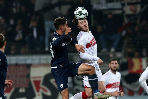 Bochum, Vonovia Ruhrstadion, 03.12.25, GER, Herren, DFB-Pokal, Achtelfinale, Saison 2025 - 2026, VfL 1848 Bochum - VfB Stuttgart, Cajetan Lenz (VfL Bochum) und Angelo Stiller (VfB Stuttgart) im Zweikampf, DFB DFL REGULATIONS PROHIBIT ANY USE OF PHOTOGRAPHS AS IMAGE SEQUENCES AND OR QUASI-VIDEO. Copyright: JoachimxBywaletz xJB-Sportfoto