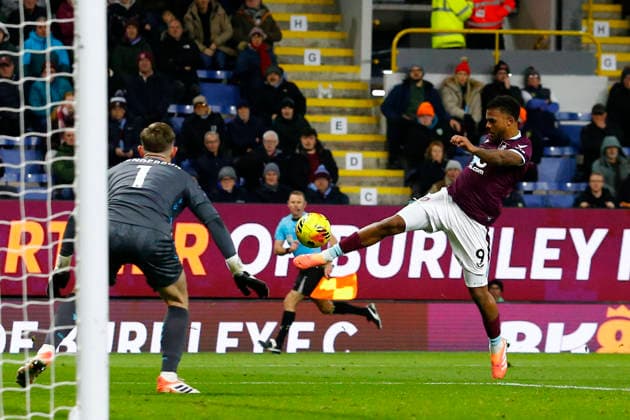Burnley v Crystal Palace, Burnley, UK - 3 December 2025 Lyle Foster of Burnley shoots at goal during the English Premier League Match between Burnley and Crystal Palace at Turf Moor on 3 December 2025 in Burnley, England (Photo by Steve Taylor PPAUK) Burnley Turf Moor Lancashire England Copyright: xStevexTaylor PPAUKx PPA-233758