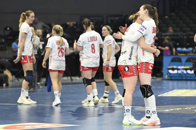 DORTMUND, TYSKLAND 20251203 Norges Vilde Mortensen Ingstad och Ingvild Kristiansen Bakkerud kramar om varandra efter onsdagens match i huvudrundan i damernas handbolls-VM mellan Sverige och Norge i Westfalenhalle i Dortmund, Tyskland.
