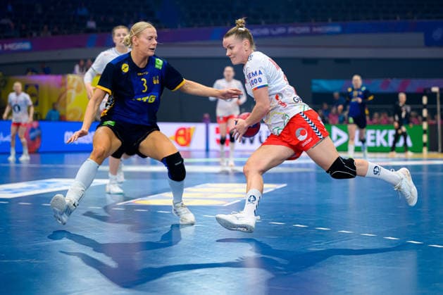 Handball, Frauen WM, Hauptrunde: Norwegen - Schweden v.li. Nina Koppang (Schweden), Anniken Wollik (Norwegen) Dortmund Westfalenhalle Nordrhein-Westfalen Deutschland
