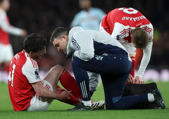 Arsenal v Brentford - Premier League Declan Rice of Arsenal is treated for injury during the Premier League match between Arsenal and Brentford at Emirates Stadium on December 3, 2025 in London, England. London Emirates Stadium England United Kingdom Copyright: xNigelxFrench Sportsphoto APLx 14143773