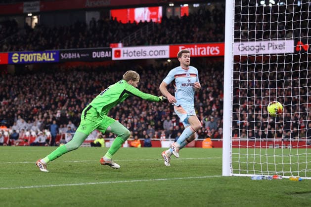 Arsenal v Brentford 03 December 2025, London - Premier League Football - Arsenal v Brentford - Brentford goalkeeper Caoimhin Kelleher and Nathan Collins fail to reach the ball before it finds the net for the 2nd Arsenal goal - Photo: Jacques Feeney Offside. London UK Copyright: xJacquesxFeeneyx xOffsidexOffside